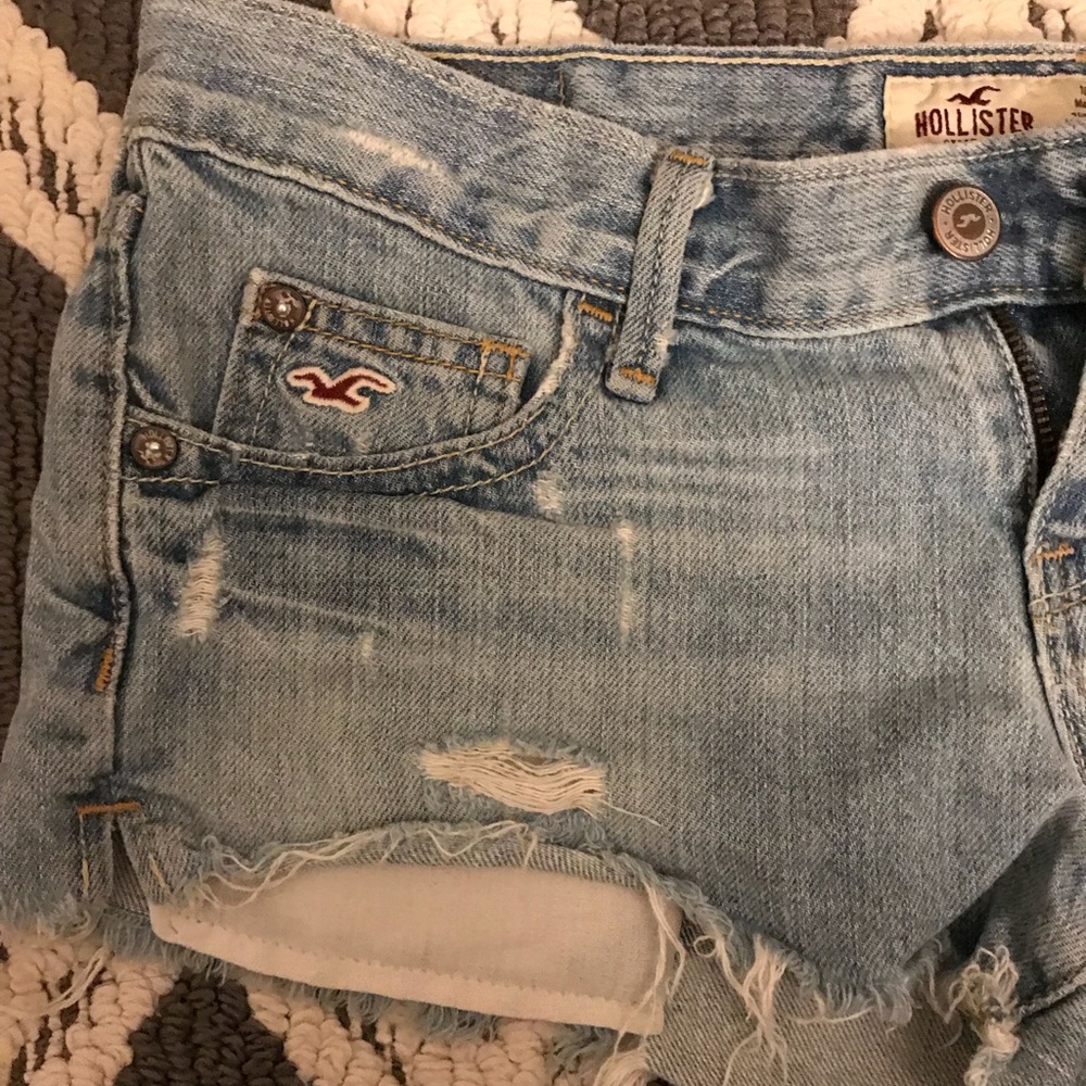 ❌SOLD❌ Junior girls Hollister light wash denim shorts 3 - Picture 2 of 5